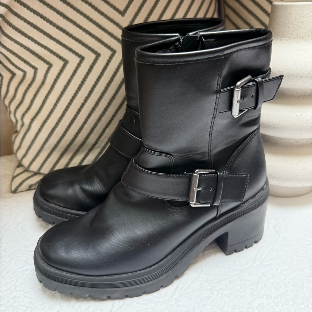 Esprit Black Heeled Boots with Sleek Design